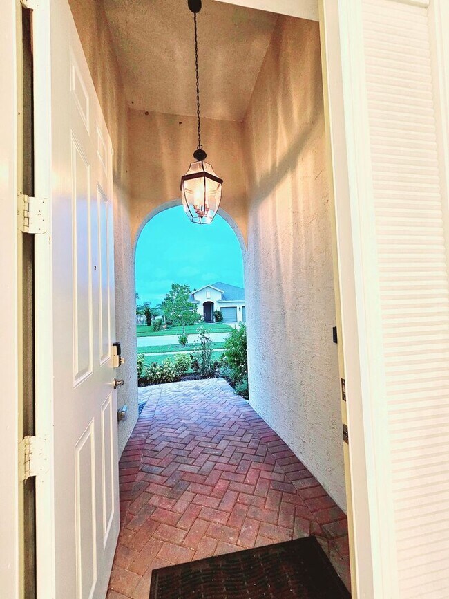 Building Photo - 4 bedroom 3 bathroom, 2055 square foot hom...