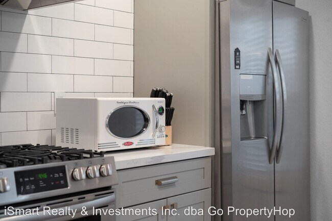 Building Photo - 2 br, 1 bath Apartment - 557 W Virginia St