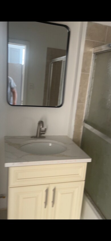 Foto principal - 2260 Bath Ave