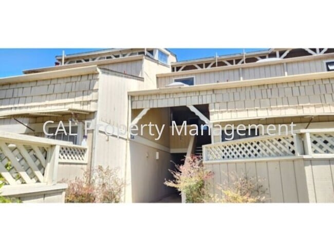 Building Photo - 1 Bed/ 1.5 Bath Condo!