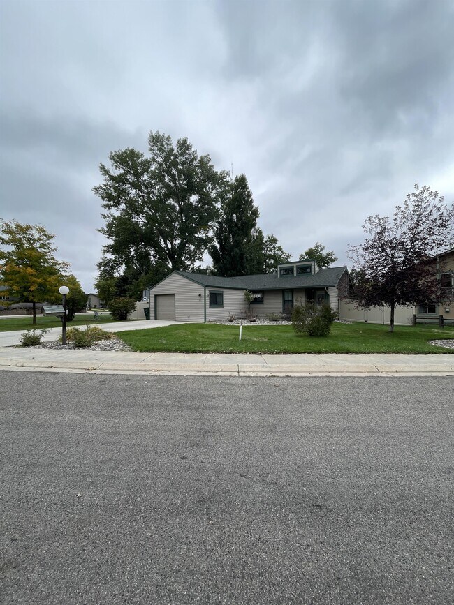 Foto del edificio - 385 Pheasant Pl