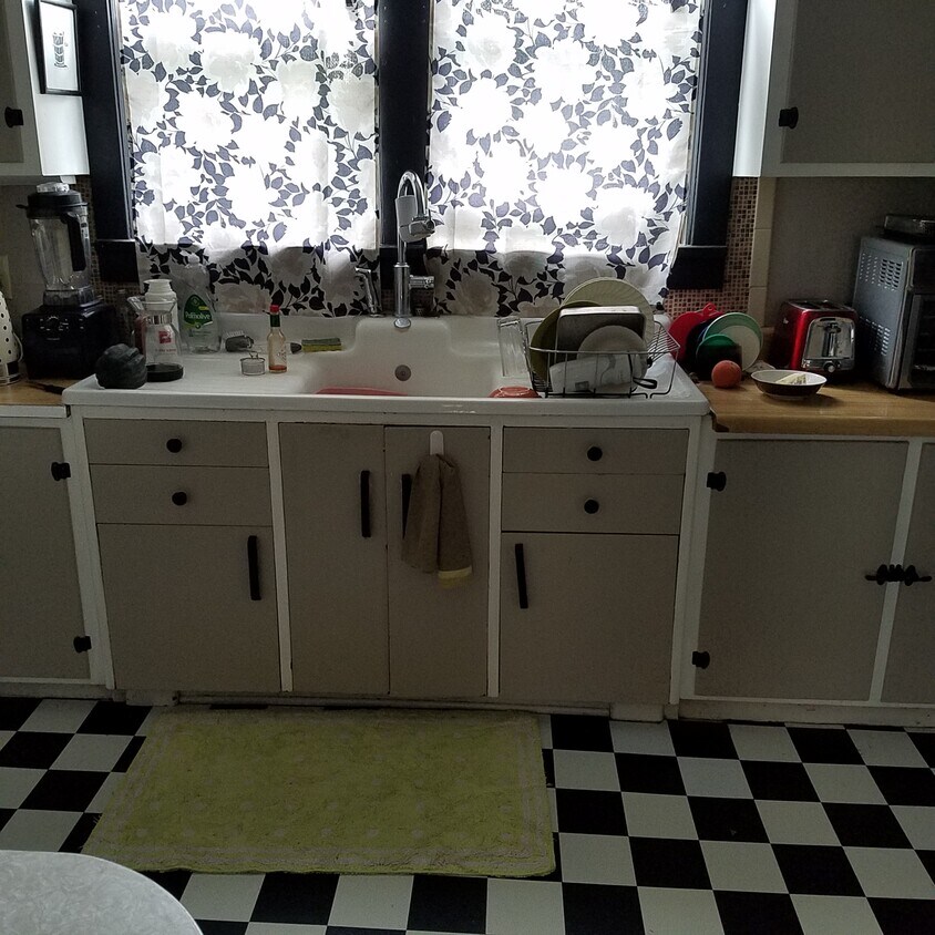 Kitchen - 2337 E Johnson St