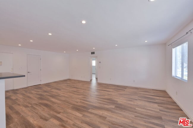 Building Photo - 136 S Palm Dr