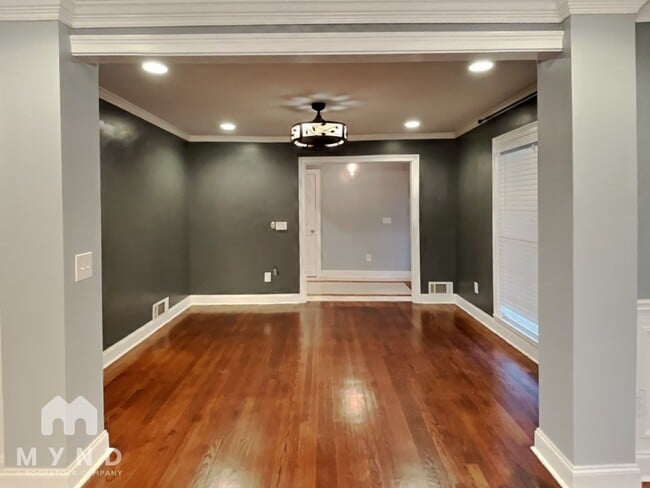 Building Photo - 1688 Knob Hill Ct NE