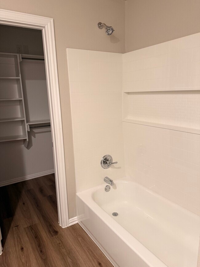 Foto del edificio - 713 Pemberly