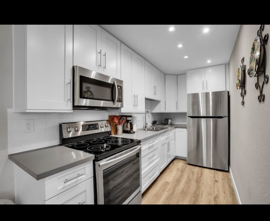 Kitchen with new appliances - 2810 N Arcadia Ct