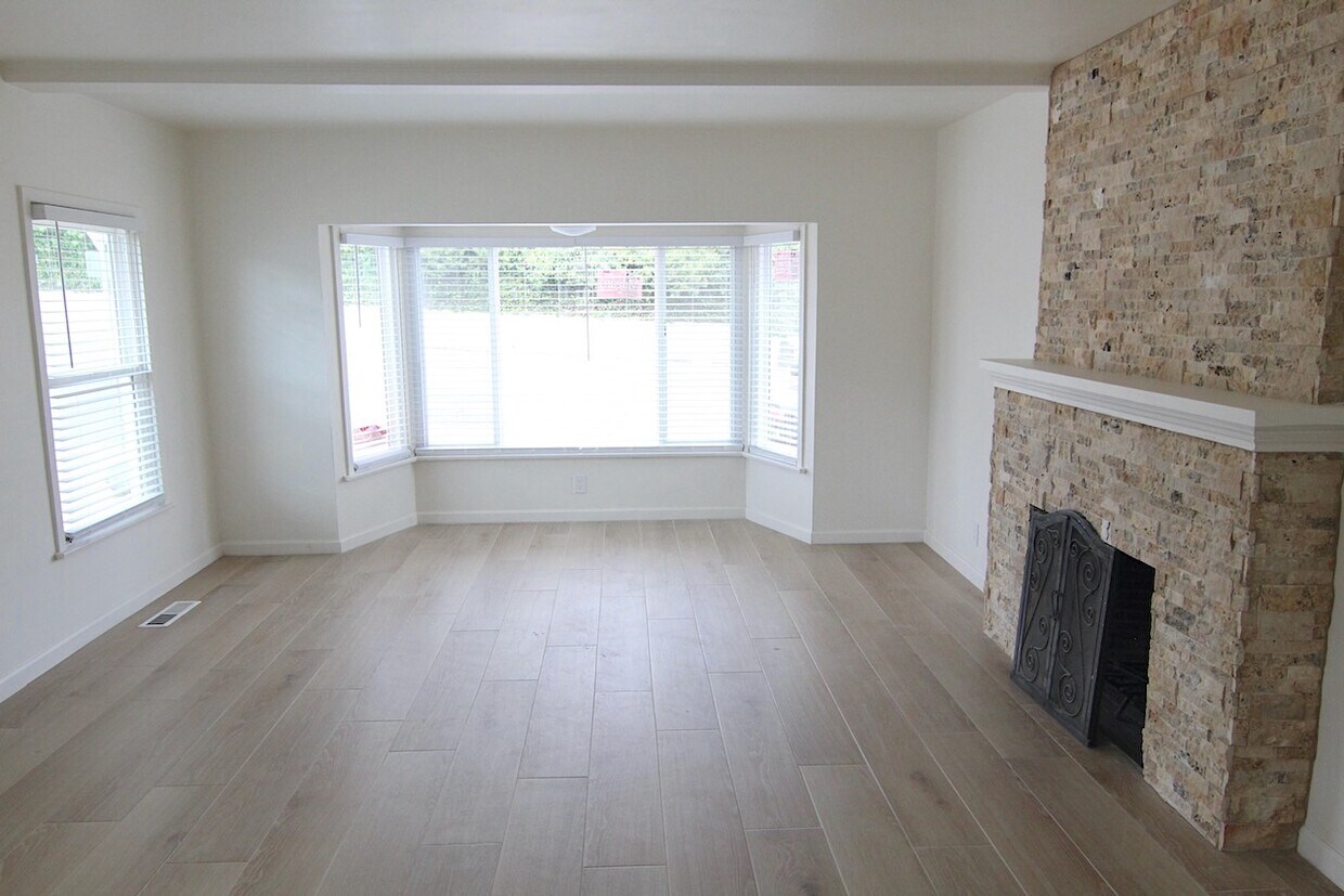 Primary Photo - 5600 Edgemar Ave