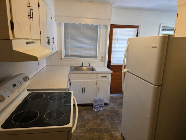 Kitchen - 1314 Belleville Rd