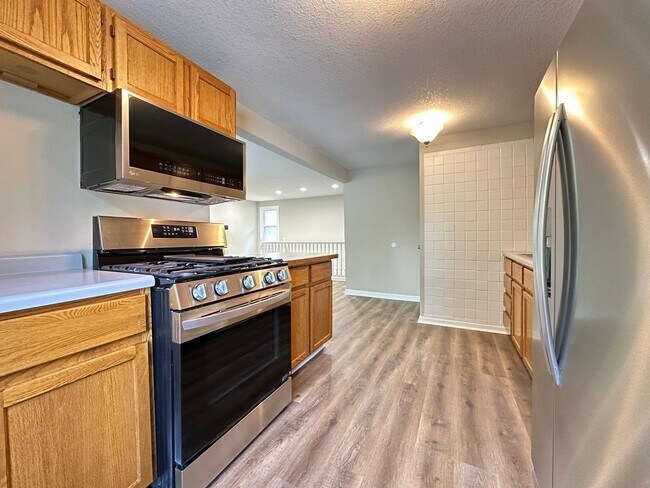 Foto del edificio - 3 Bedroom 1.5 Bathroom Finished Basement 2...