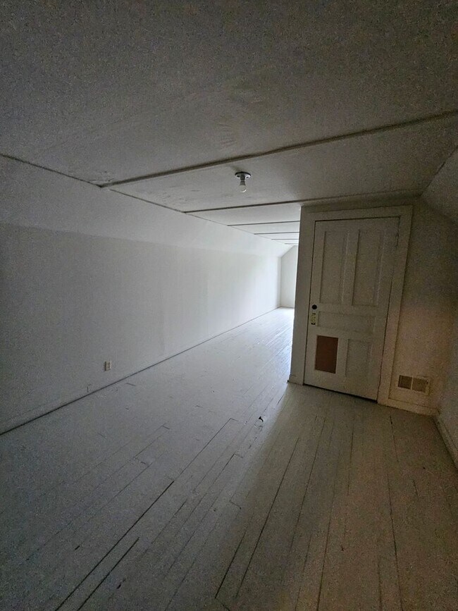 Foto del edificio - 4 bed 1 bath home