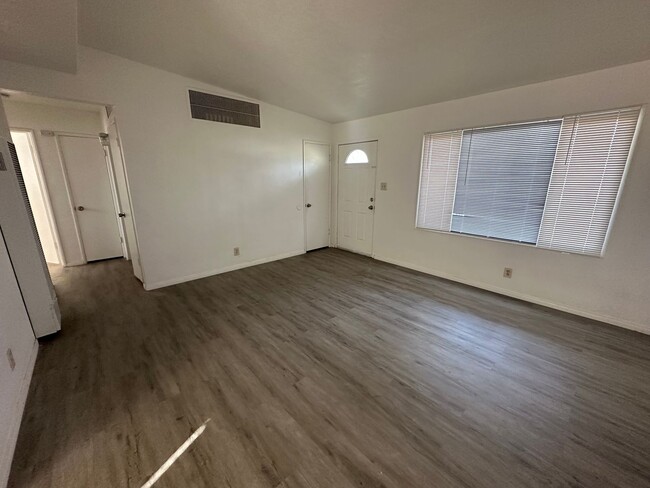 Building Photo - Attractive 2 Bed 1 Bath