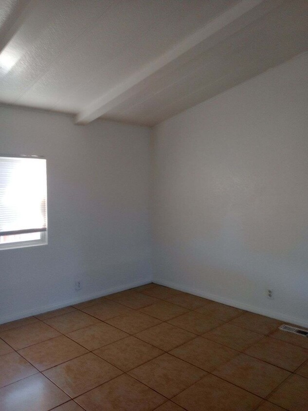 Building Photo - Three Bedroom with 2 Bath