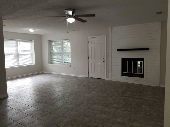 Building Photo - 1594 Twin Oak Dr E