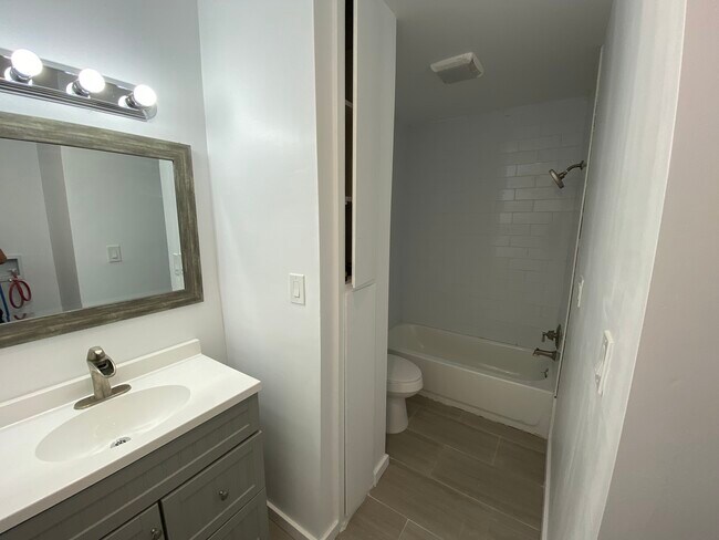 Building Photo - 1627 N Poinsettia Pl