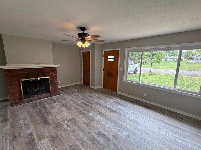 Foto del edificio - 802 Crestview Dr