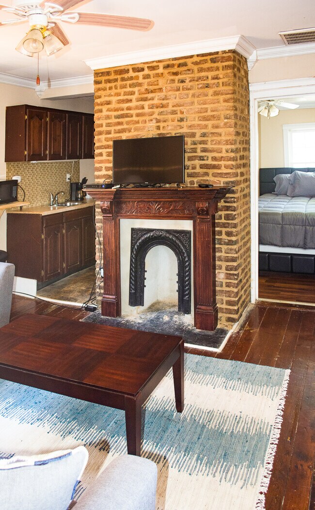 Building Photo - Fully Furnished Downtown Apartment