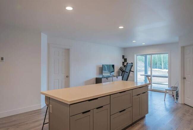 Foto del edificio - Stunning Modern 3-Bed/2-Bath | Covered Patio & Large Fenced Yard | Dog Friendly!