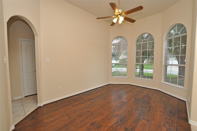 Building Photo - 9210 Hidden Lake E Dr