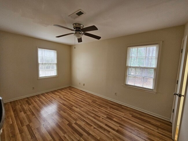 Building Photo - 1310 Avon Ct