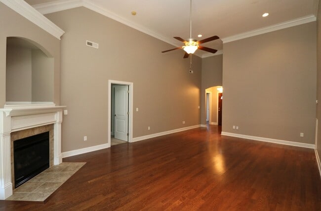 Building Photo - GREAT RENTAL IN FOX HOLLOW SUBDIVISION!