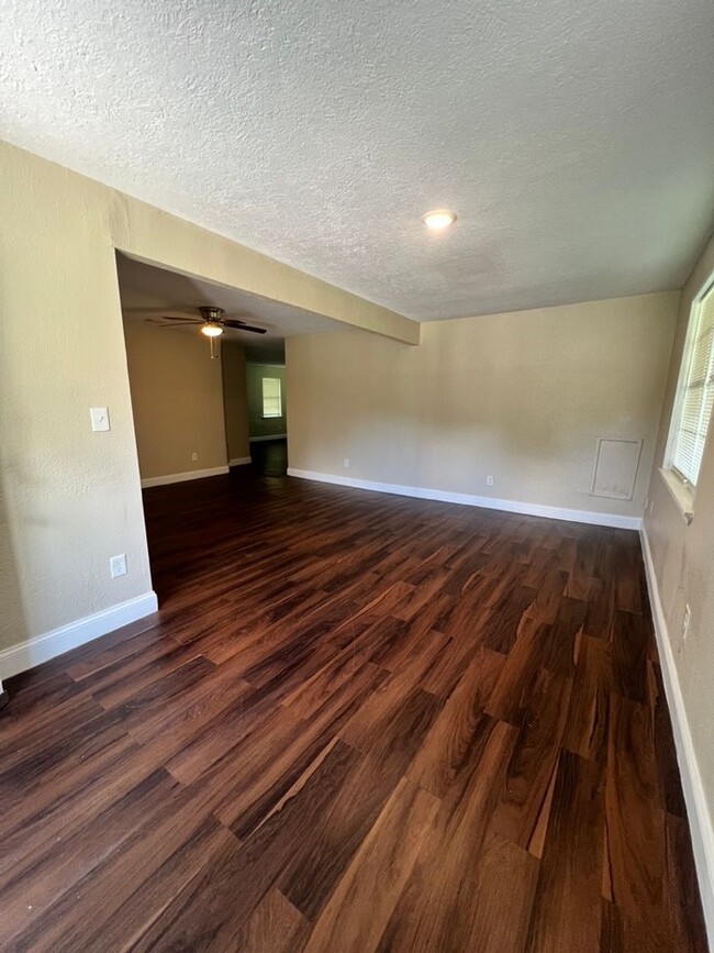 Foto del edificio - Newly remodeled 4bed/2bath in Orange, TX