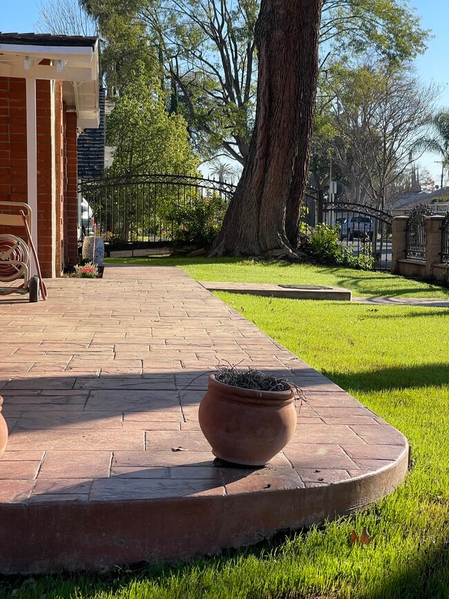 Patio delantero - 22321 Hartland St