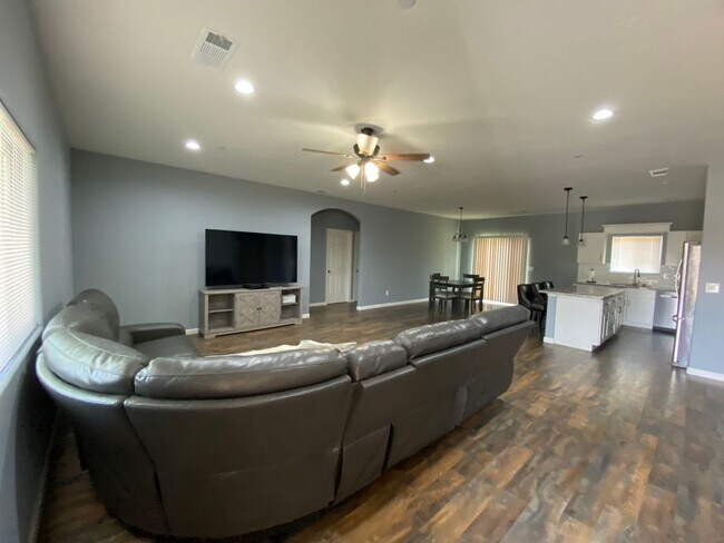 Building Photo - Newer home for rent in Visalia