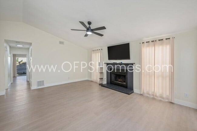 Foto del edificio - 211 Indian Oaks Dr