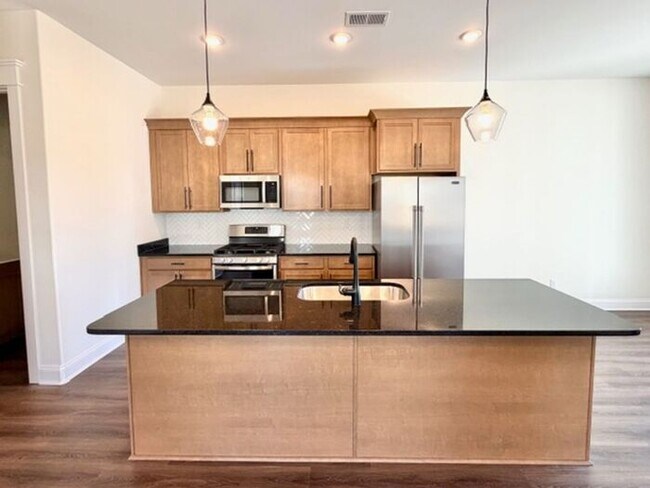 Foto del edificio - Open House Now Leasing a brand new 4-bedroom 3.5 bath Townhome in Olive Branch.