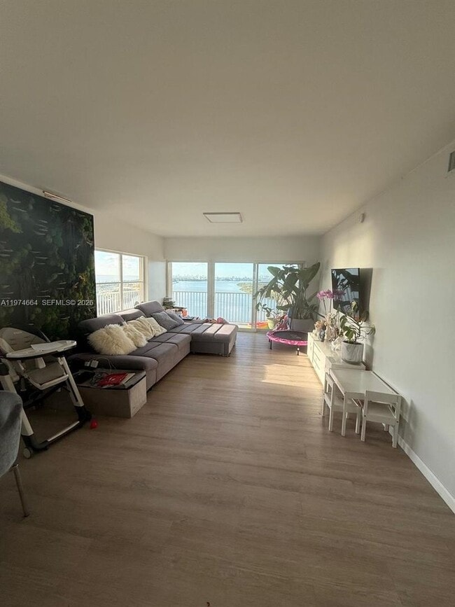 Foto del edificio - 300 Bayview Dr