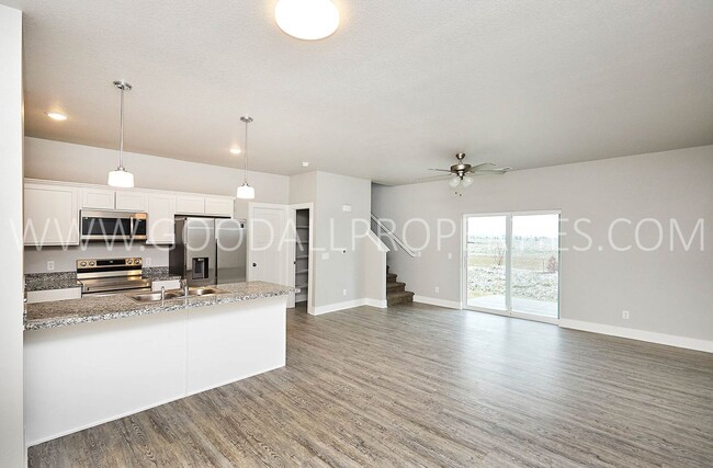 Building Photo - Beautiful 3 bedroom 2.5 bath townhome in W...
