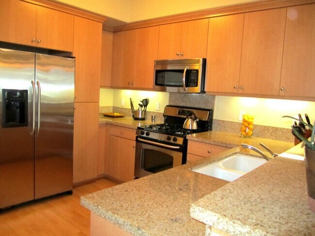 Building Photo - Beautiful 3 bedroom, 3 bath Condo in prime San Jose Location