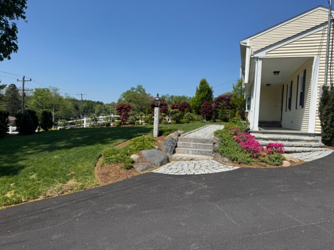 Foto del edificio - 647 Frenchtown Rd