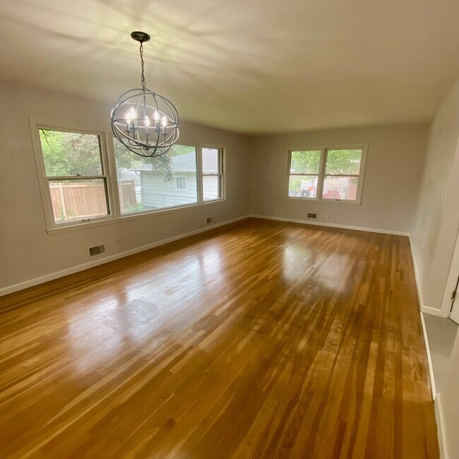 Building Photo - 2102 Burlison Dr