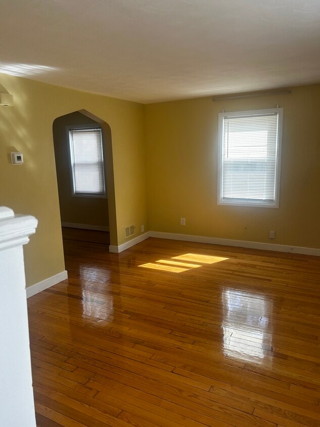 Primary Photo - 35 Sunnyside Ave
