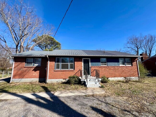 Building Photo - 3 Bed, 1.5 Bath in Murfreesboro, *Big Yard*