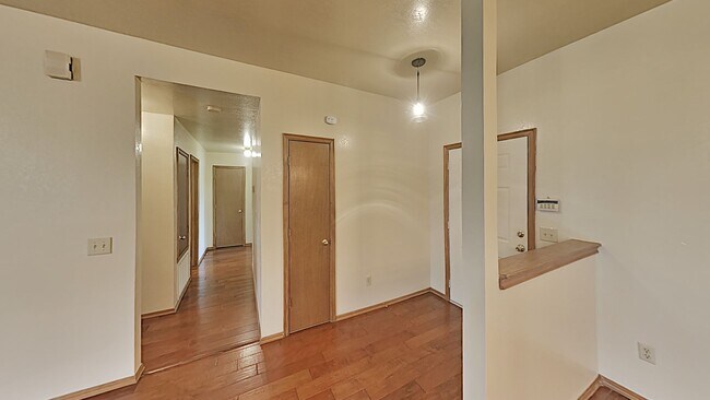 Building Photo - A Beautiful Spacious 3 Bedroom 2 Bathroom Home in Mustang Schools