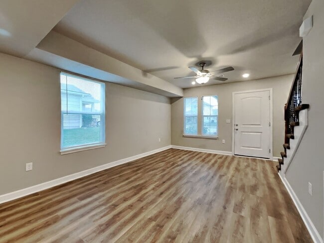 Foto del edificio - Spacious 3-Bedroom Home with Hardwood Floors & Patio in Blue Springs, MO