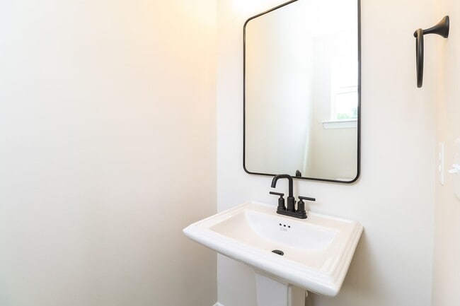 Building Photo - Beautiful 3BR 3.5BA Townhome w/ Full Appliance Kitchen • Garage Parking in West End