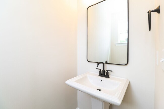 Foto del edificio - Beautiful 3BR 3.5BA Townhome w/ Full Appliance Kitchen • Garage Parking in West End