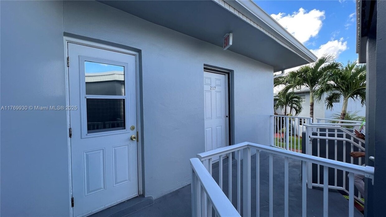 Primary Photo - 1701 NE Miami Gardens Dr