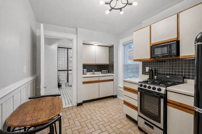 Foto del edificio - 1679 N Cass St