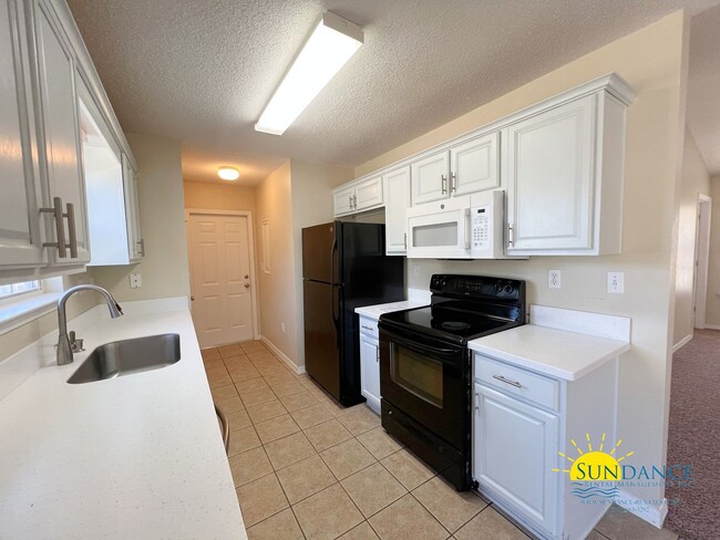 Building Photo - Charming 3-Bedroom Home in Crestview Near ...