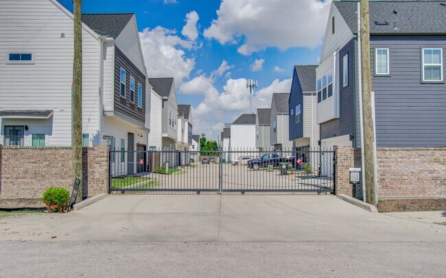 Building Photo - 8325 Springwood Crk Ln