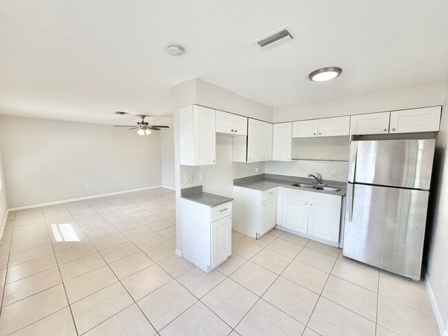 Building Photo - PIKUS (1931 Sunshine Blvd)