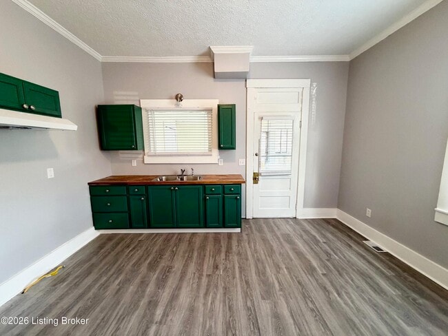 Building Photo - 1825 E Oak St