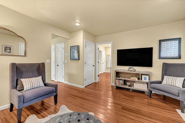 Building Photo - 983 N Main St