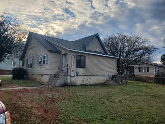 Building Photo - 1409 E Market St