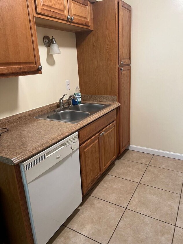 Building Photo - LARGE 2 BEDROOM TOWNHOME