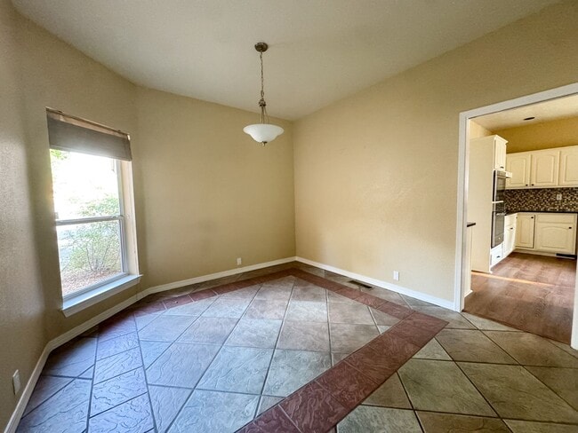 Building Photo - Luxury Home in Peppertree Royal Oak